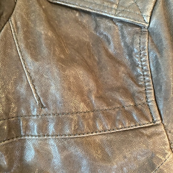 (Q40) Leather Jacket - Picture 4 of 8